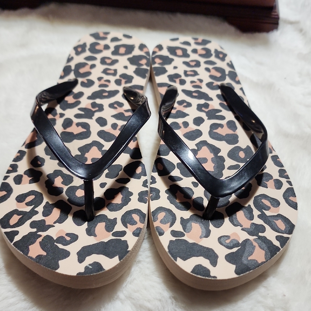 Old Navy Leopard Print Sandals with Black Straps . Size 8.